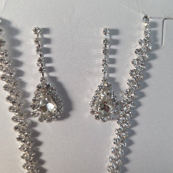 NWT - Crystal Avenue Jewelry Set – Necklace & Earrings - Picture 3 of 5